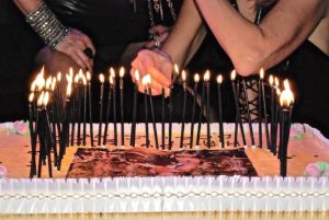 Momento torta di compleanno all'interno del locale iGinGini di Ravenna.